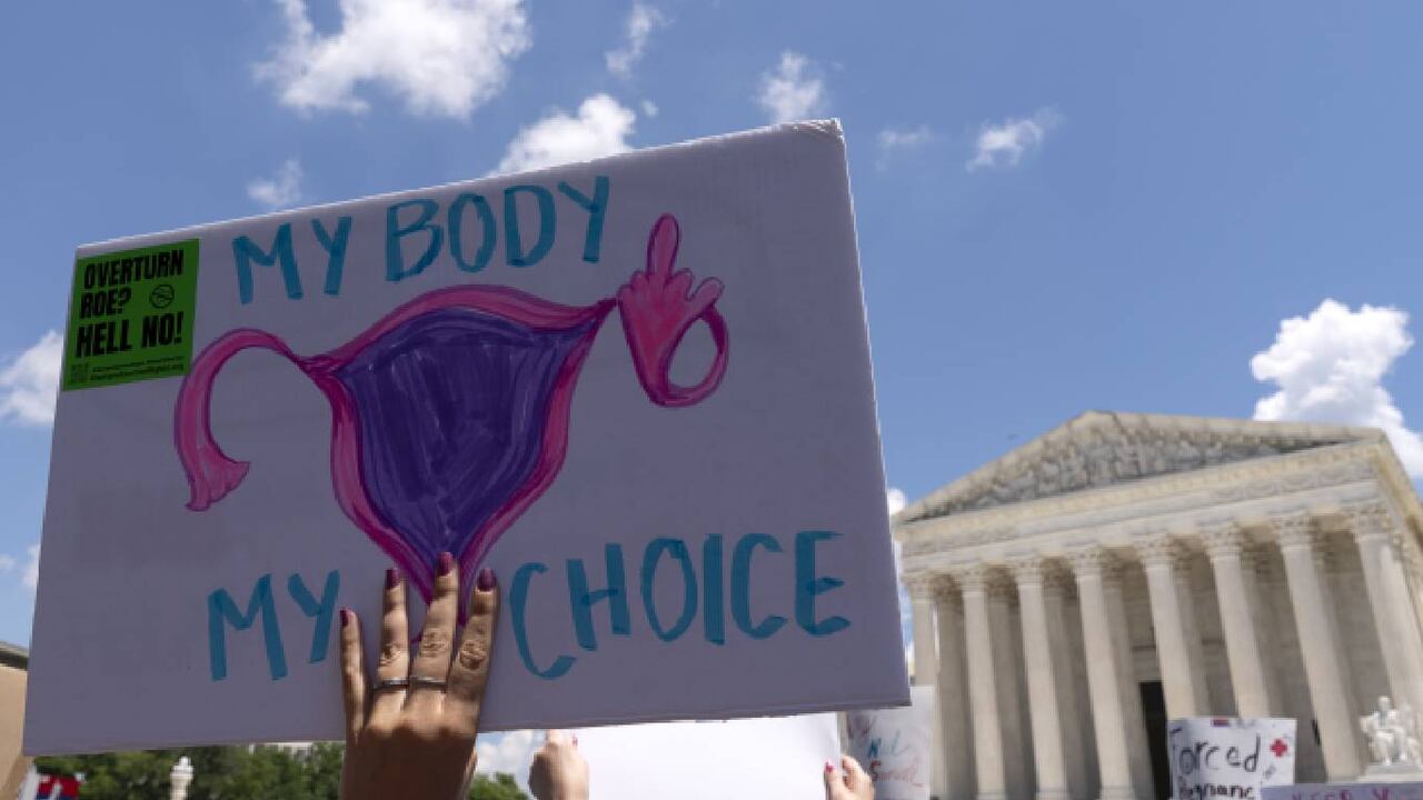 Activistas por el derecho al aborto protestan delante de la Corte Suprema en Washington el 25 de junio del 2022. Foto: AP/ Jose Luis Magana.