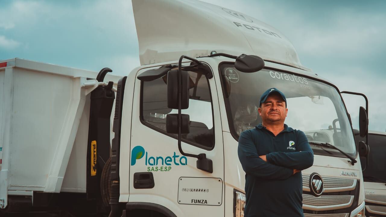 La compañía tienen una flota de 20 vehículos especializados para la recolección de los residuos, lo que les da la posibilidad de atender desde los pequeños pozos sépticos de una finca, hasta clientes industriales que generan a diario hasta cientos de toneladas de residuos.