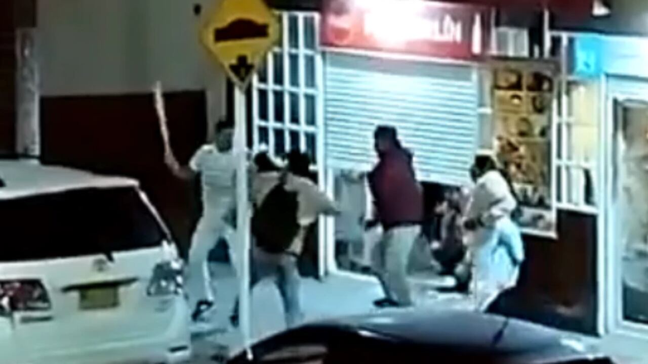 Aunque el hecho se registró el pasado fin de semana, este miércoles se conocieron las imágenes, en las que se puede ver el enfrentamiento entre los dos hombres,