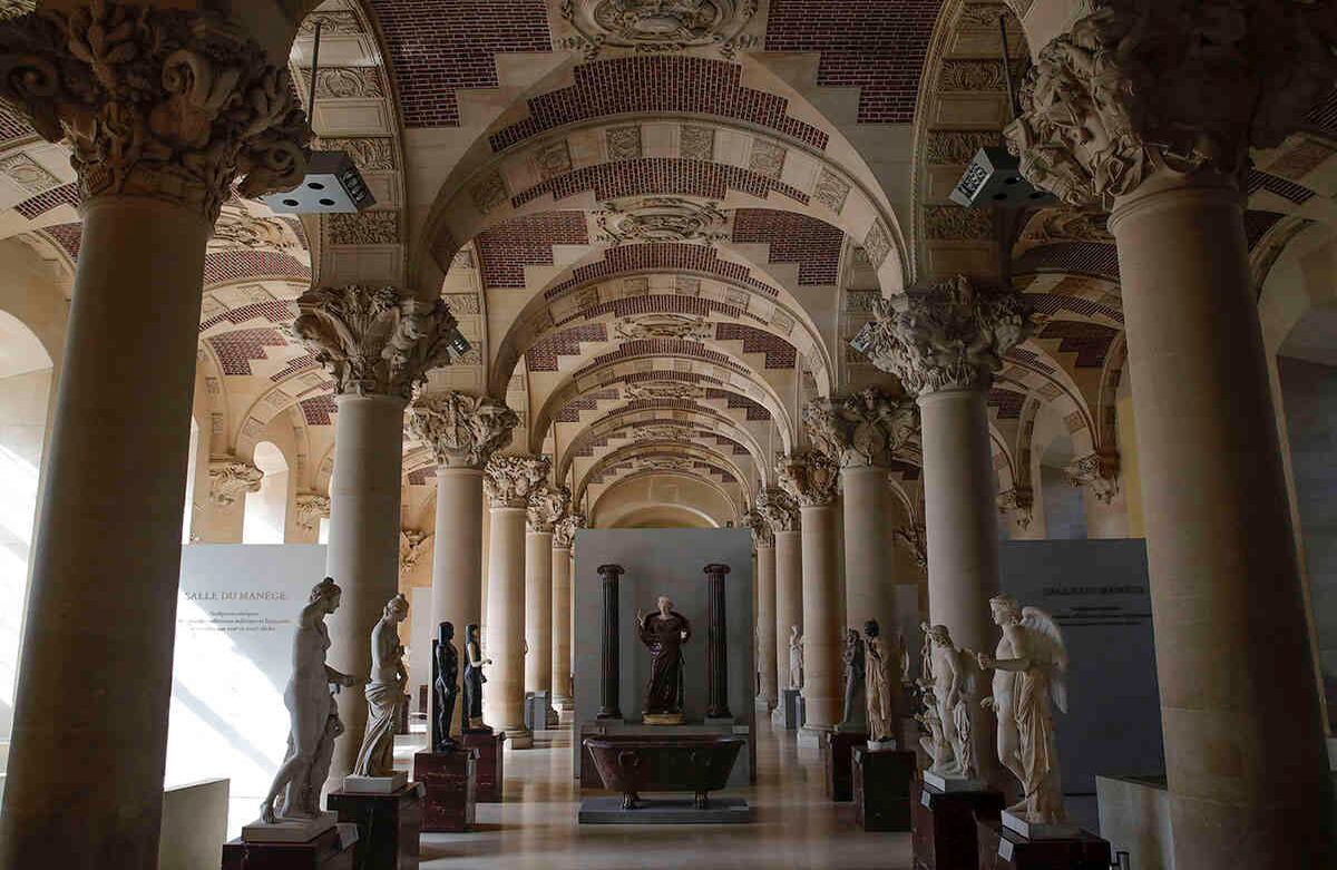 El Museo de Louvre cuenta con aproximadamente 45.000 metros cuadrados de galerías que contienen 30.000 obras. Según Jean-Luc Martinez, la pandemia de coronavirus le habría costado unos 40 millones de euros en pérdidas por entradas, cancelación de eventos y ventas de la tienda. (AP Photo/Christophe Ena)