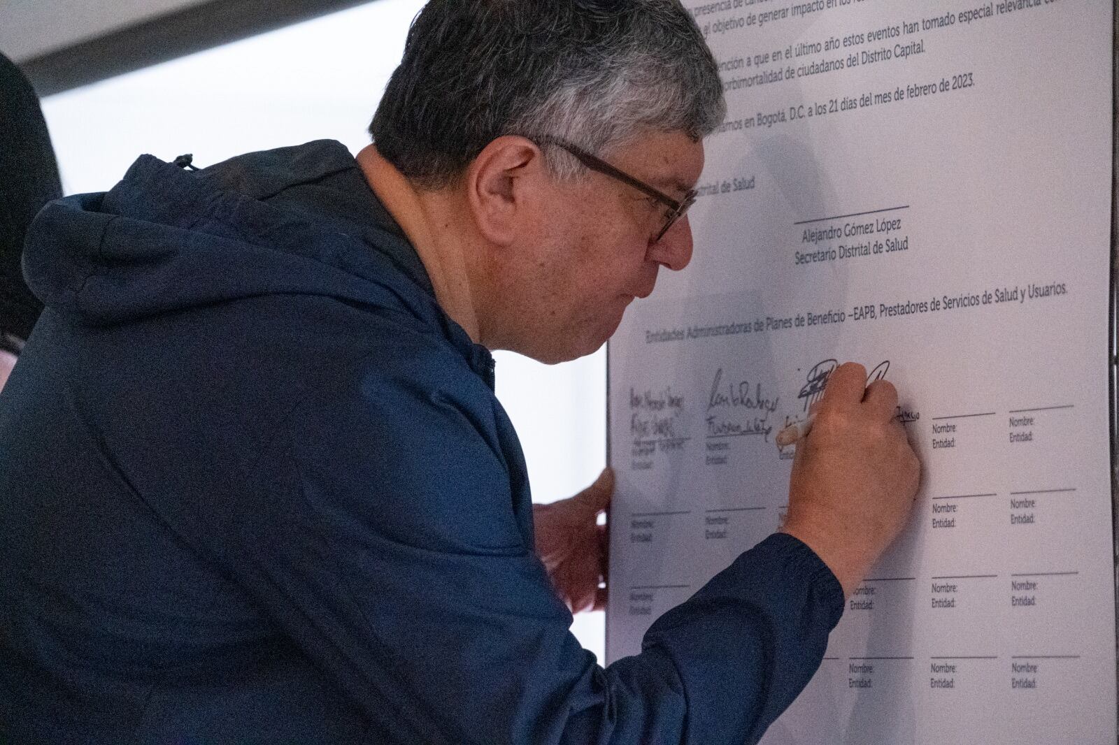 El Dr. Julio Cesar Castellanos, director del Hospital Universitario San Ignacio de Bogotá, en la firma del acuerdo entre el sector público y 17 empresas del sector privado para la atención de urgencias sin barreras de las mujeres gestantes.