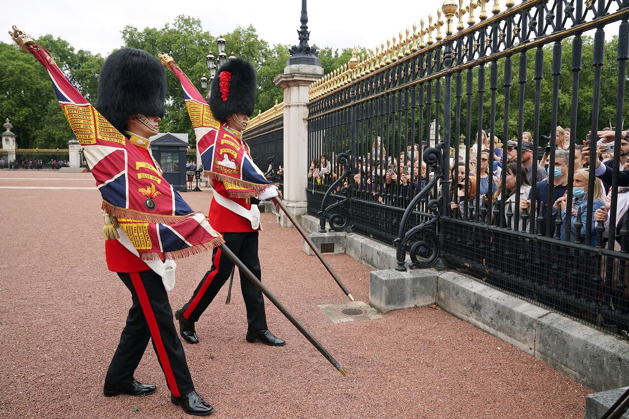 Cambio de la guardia regresa al palacio de Buckingham