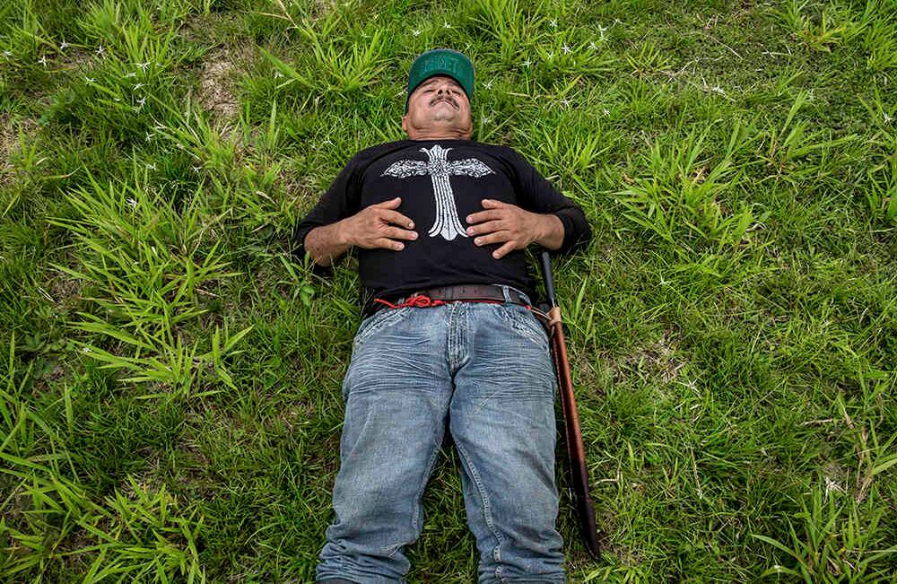 Ever Vargas tiene 53 años. Está recostado sobre el suelo de lo que alguna vez fue su casa por 20 años. Estaba montando un taller de mecánica, trabajaba como carnicero, motorista y hasta conductor, salió desplazado hace 13 años. Hoy vive en Florencia y no tiene un trabajo fijo.