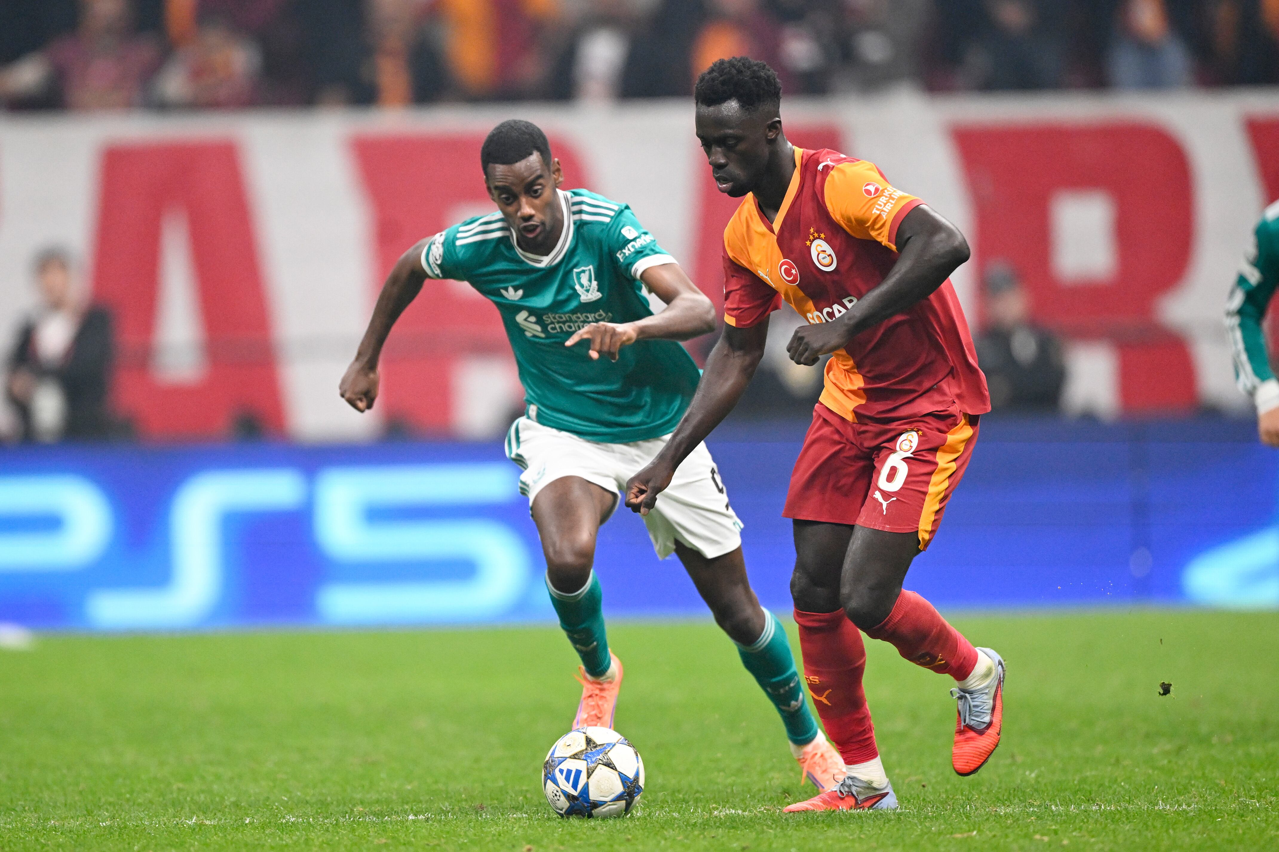 Davinson Sánchez en el juego por Champions League ante Liverpool.