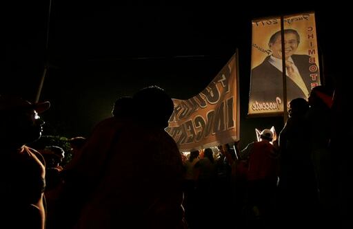 Cientos de peruanos que apoyan al ex presidente Alberto Fujimori, se apostaron desde la noche de este lunes a las afueras del tribunal para apoyarlo durante el juicio que le sigue la justicia de ese país por violación a los derechos humanos, en la década de los 90. 