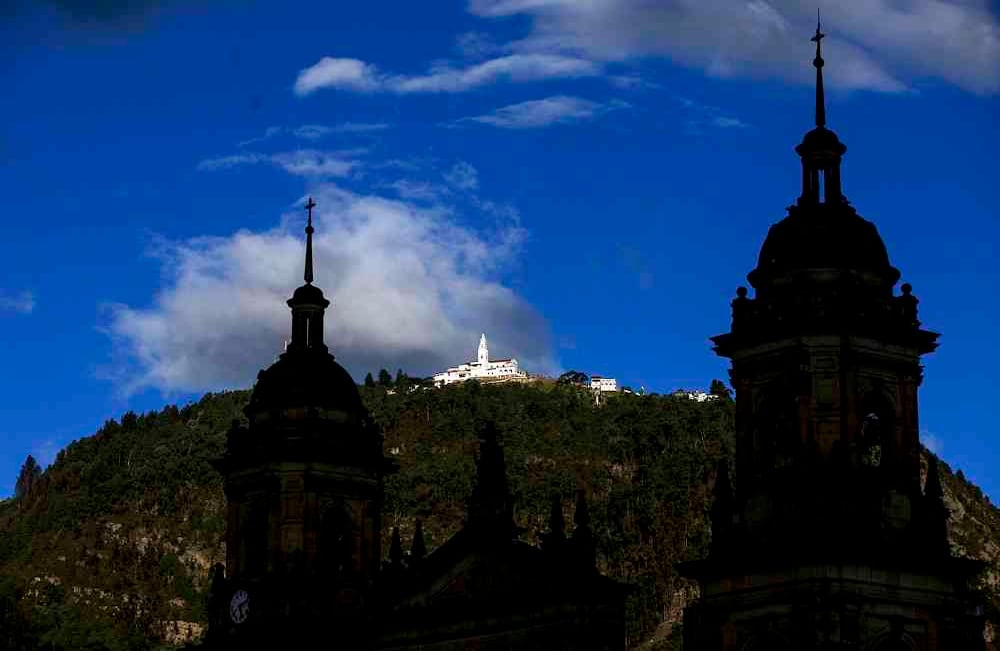 Cerro de Monserrate. Es uno de los lugares emblemáticos de la capital. Se puede subir a sus más de 3.500 metros de altura a través de teleférico, ferrocarril o caminando. Al llegar a la cima, se puede contemplar unas las mejores panorámicas de la ciudad. También es común visitar la iglesia, las artesanías y algunos de los restaurantes. 