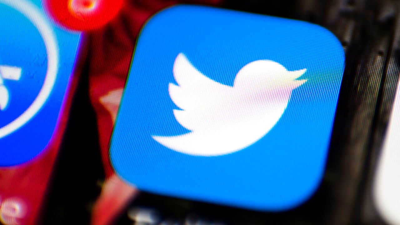 FILE - This April 26, 2017 Twitter está probando una herramienta que le permitirá al usuario comprar artículos a través de un evento en streaming. (AP Photo/Matt Rourke, File)