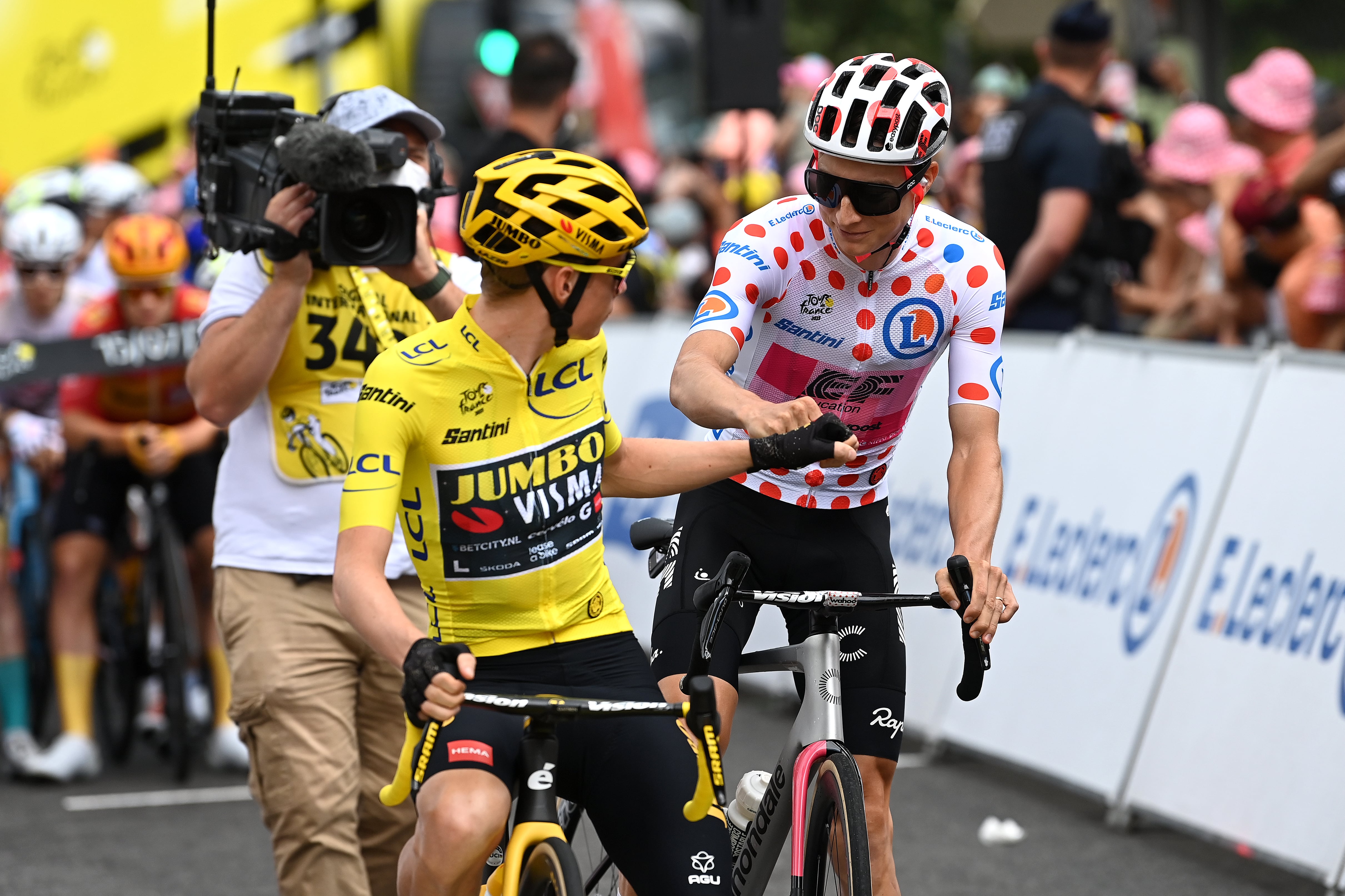 Jonas Vingegaard y Neilson Powless.