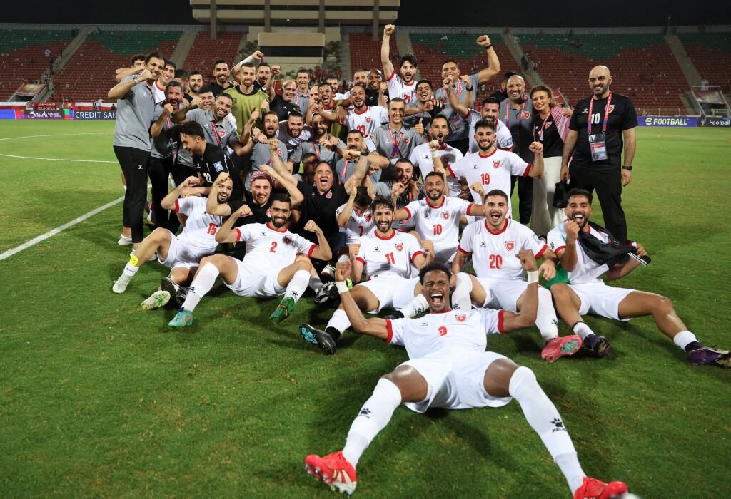 Los jugadores de la selección nacional de Jordania posan para una fotografía grupal después del partido de clasificación para la Copa Mundial de la FIFA 2026 entre Omán y Jordania en el complejo deportivo Sultán Qaboos en Mascate, Omán, el 5 de junio. (Foto de Ameen Ahmed/NurPhoto) (Foto de Ameen Ahmed / NurPhoto vía AFP)