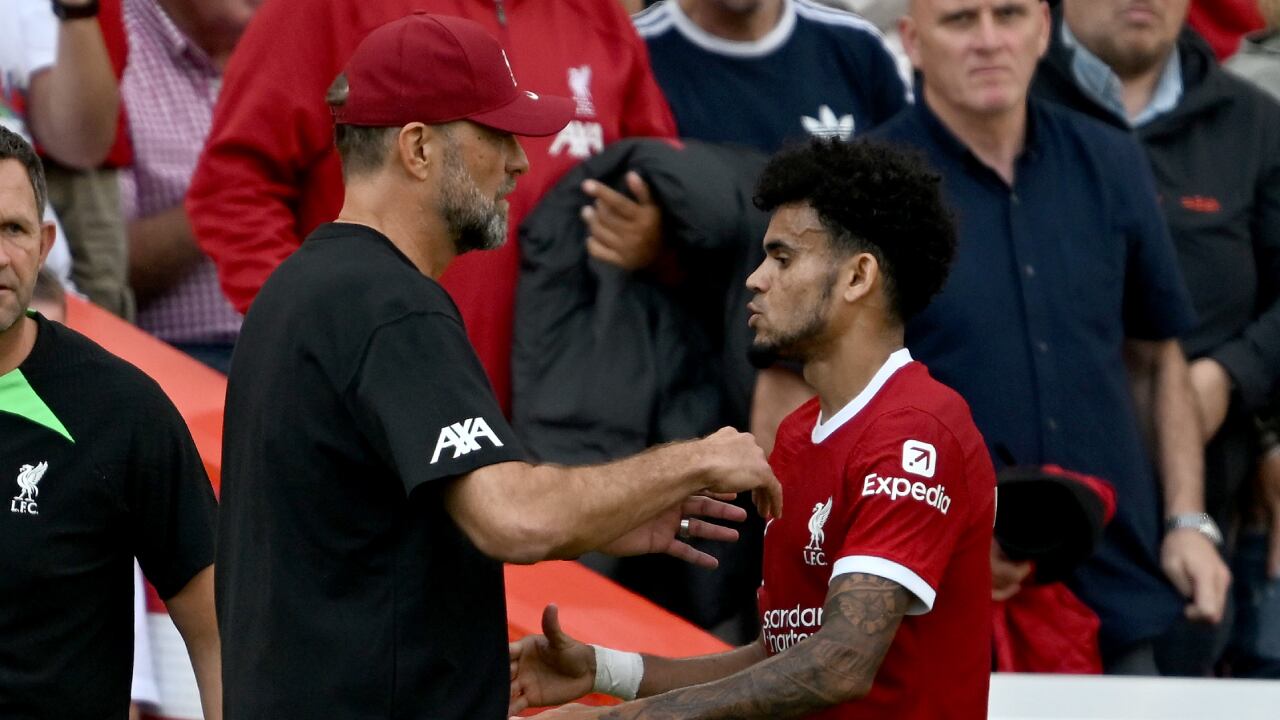 Klopp abranzado a Luis Díaz, uno de sus pupilos en el Liverpool.