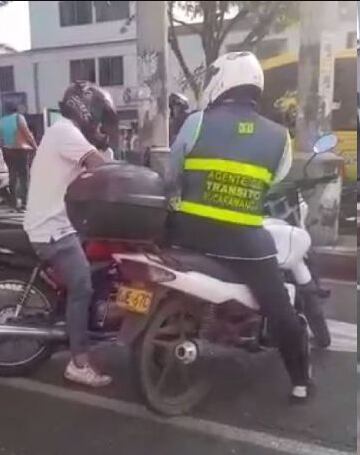 El motociclista se dedica al transporte informal de pasajeros.