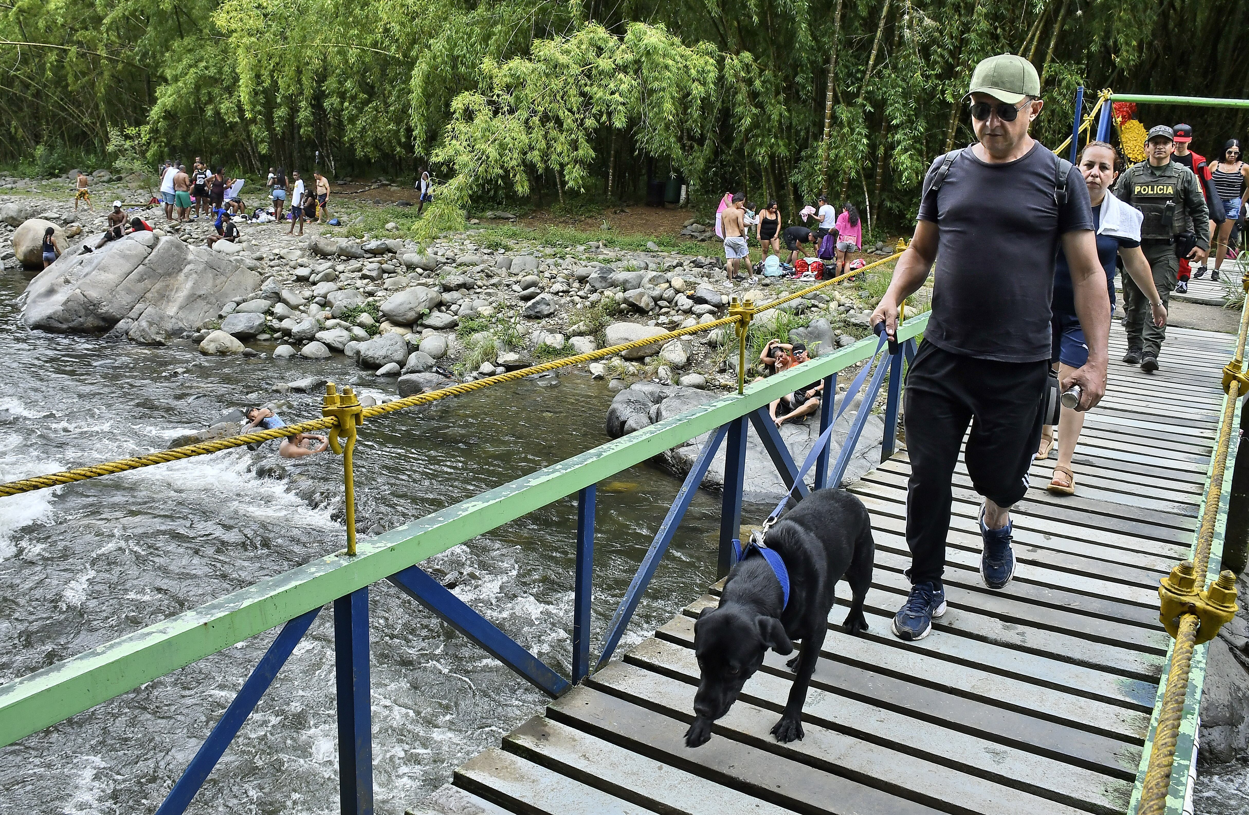 Los diferentes organismos de seguridad de la ciudad como son, los Guardas de transito , Bomberos y la Policia Nacional, Hacen presencia en uno de los lugares mas concurrido por estos primeros días del año, para vigilar de primera mano el comportamiento de las personas que visitan al rio Pance. Fotos Raúl Palacios El País.