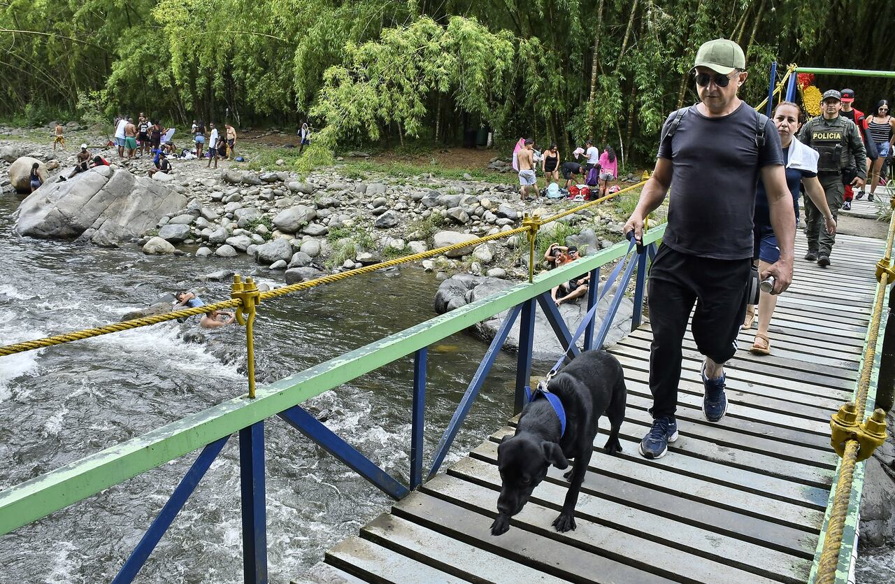 Los diferentes organismos de seguridad de la ciudad como son, los Guardas de transito , Bomberos y la Policia Nacional, Hacen presencia en uno de los lugares mas concurrido por estos primeros días del año, para vigilar de primera mano el comportamiento de las personas que visitan al rio Pance. Fotos Raúl Palacios El País.