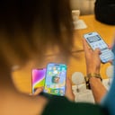Los usuarios de Apple prueban el nuevo iPhone 14 en la tienda antes de comprarlo, en Barcelona, España, el 16 de septiembre de 2022. (Photo by Marc Asensio/NurPhoto via Getty Images)
