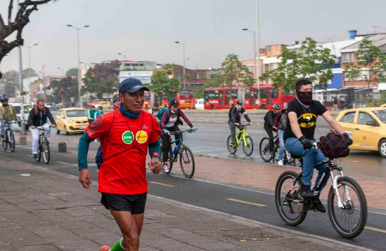 Peatones, ciclistas y taxis en la carrera 30 #2. FOTO: Johann Correcha. SEMANA