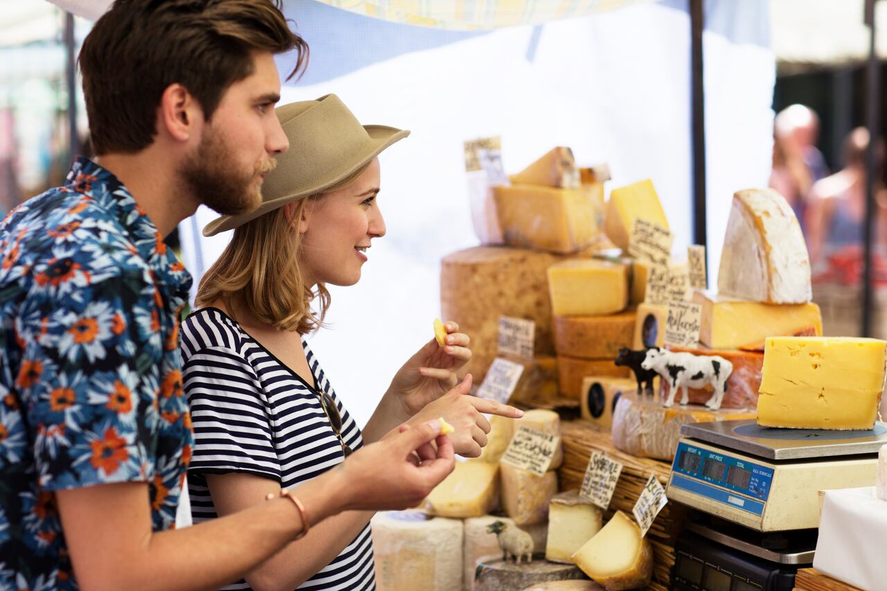Turistas haciendo cata de quesos