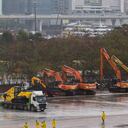 El equipo de construcción camina bajo la lluvia en el sitio de una instalación de aislamiento temporal para albergar a pacientes con coronavirus Covid-19 en Kai Tak en Hong Kong el 20 de febrero de 2022.