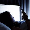 Los riesgos de utilizar un celular con la luz apagada.