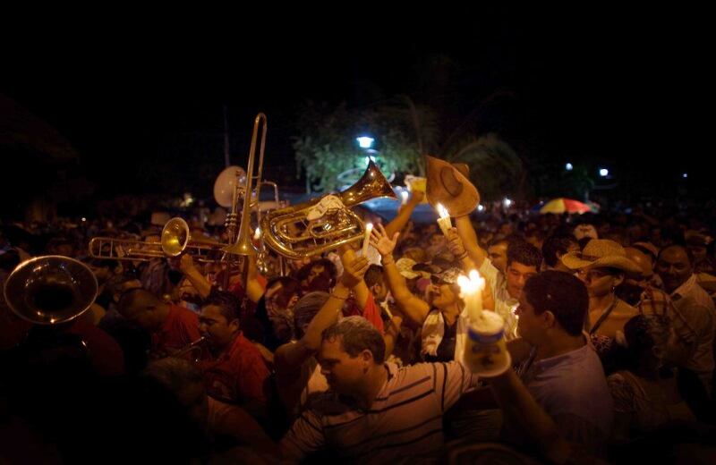 “Don Apolinar Moscote la llevó del brazo por la calle adornada con flores y guirnaldas, entre el estampido de los cohetes y la música de varias bandas, y ella saludaba con la mano y daba las gracias con una sonrisa a quienes le deseaban buena suerte desde las ventanas.” (“Cien Años de Soledad”) - Amanecer del tradicional festival de Bandas de porro en San Pelayo, Sábado , Junio 27,2009.