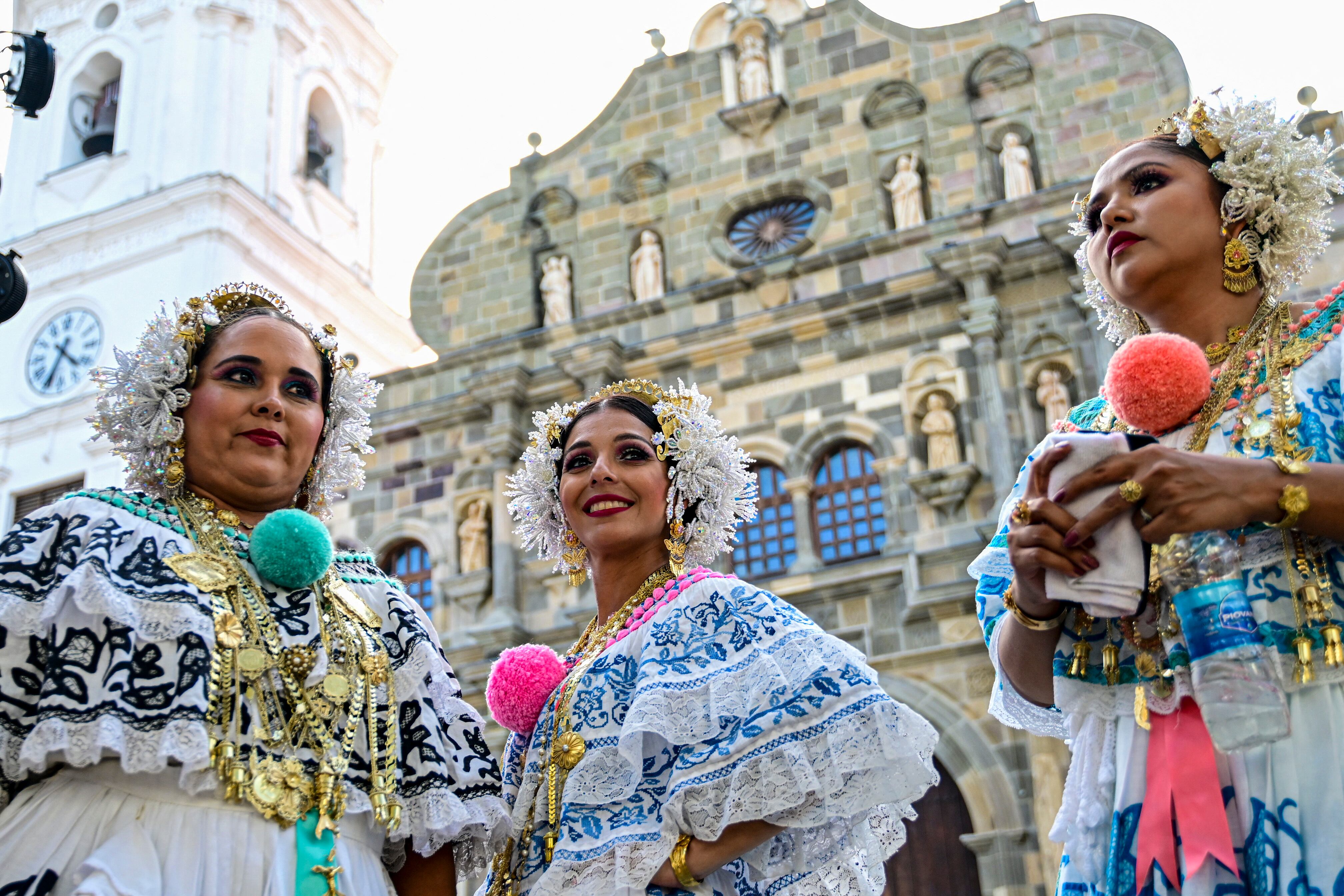 (ARCHIVO) Los juerguistas actúan en un desfile para las festividades de Carnaval en el casco antiguo de la ciudad de Panamá el 11 de febrero de 2024. El 12 de julio de 2025, la ruta colonial de Panamá, históricamente utilizada para transportar las riquezas de América en mula y barco durante siglos y que sirvió como precursora del canal interoceánico, fue designada Patrimonio de la Humanidad por la UNESCO. (Foto de MARTIN BERNETTI / AFP)
Contenido relacionado