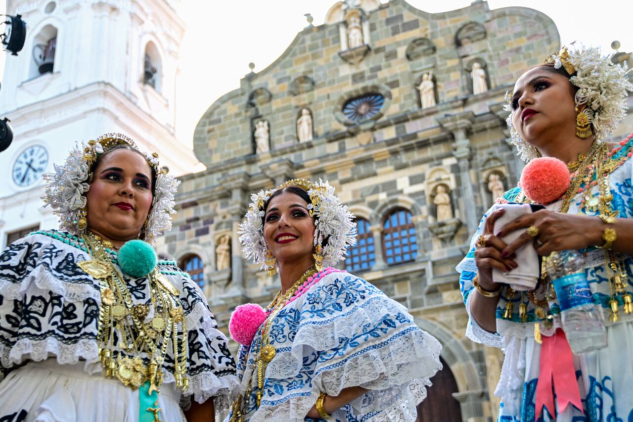 (ARCHIVO) Los juerguistas actúan en un desfile para las festividades de Carnaval en el casco antiguo de la ciudad de Panamá el 11 de febrero de 2024. El 12 de julio de 2025, la ruta colonial de Panamá, históricamente utilizada para transportar las riquezas de América en mula y barco durante siglos y que sirvió como precursora del canal interoceánico, fue designada Patrimonio de la Humanidad por la UNESCO. (Foto de MARTIN BERNETTI / AFP)
Contenido relacionado
