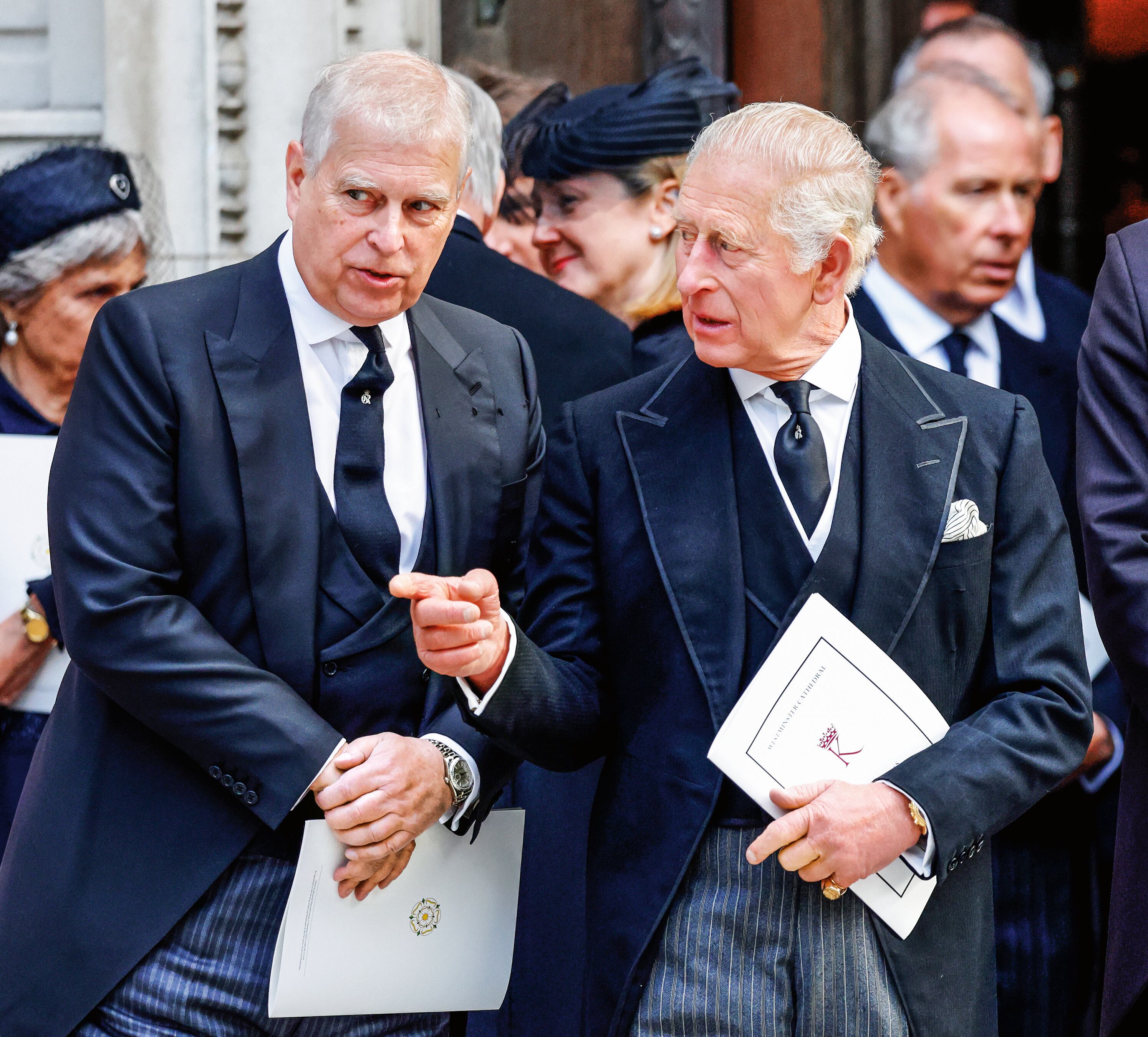 El príncipe Andrés, Duque de York, y el Rey Carlos III en el funeral de la duquesa de Kent.