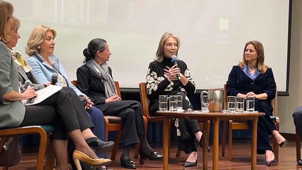 Las primeras damas se reunieron para realizar un conversatorio.