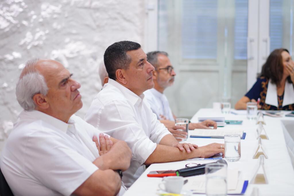 En el centro, Dumek Turbay, alcalde de Cartagena.