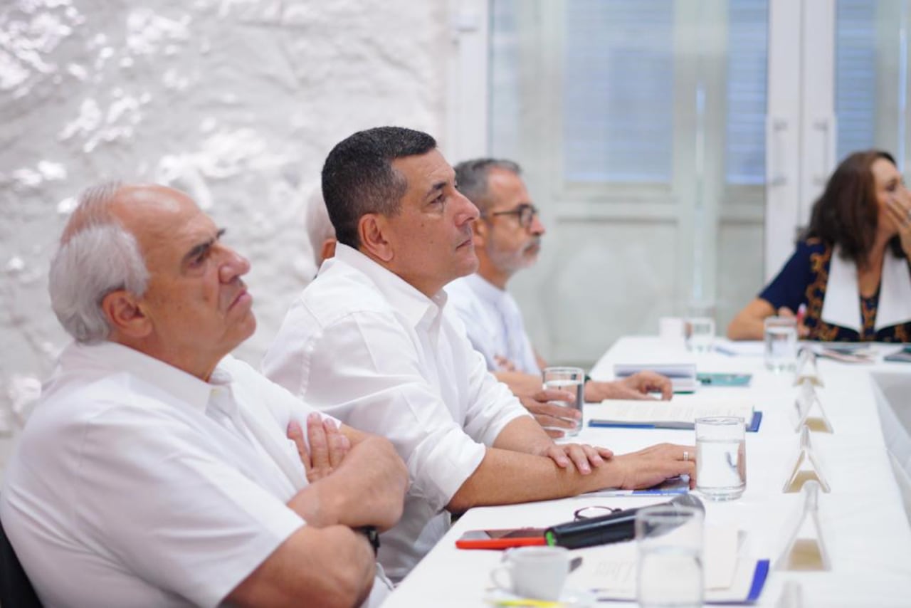 En el centro, Dumek Turbay, alcalde de Cartagena.