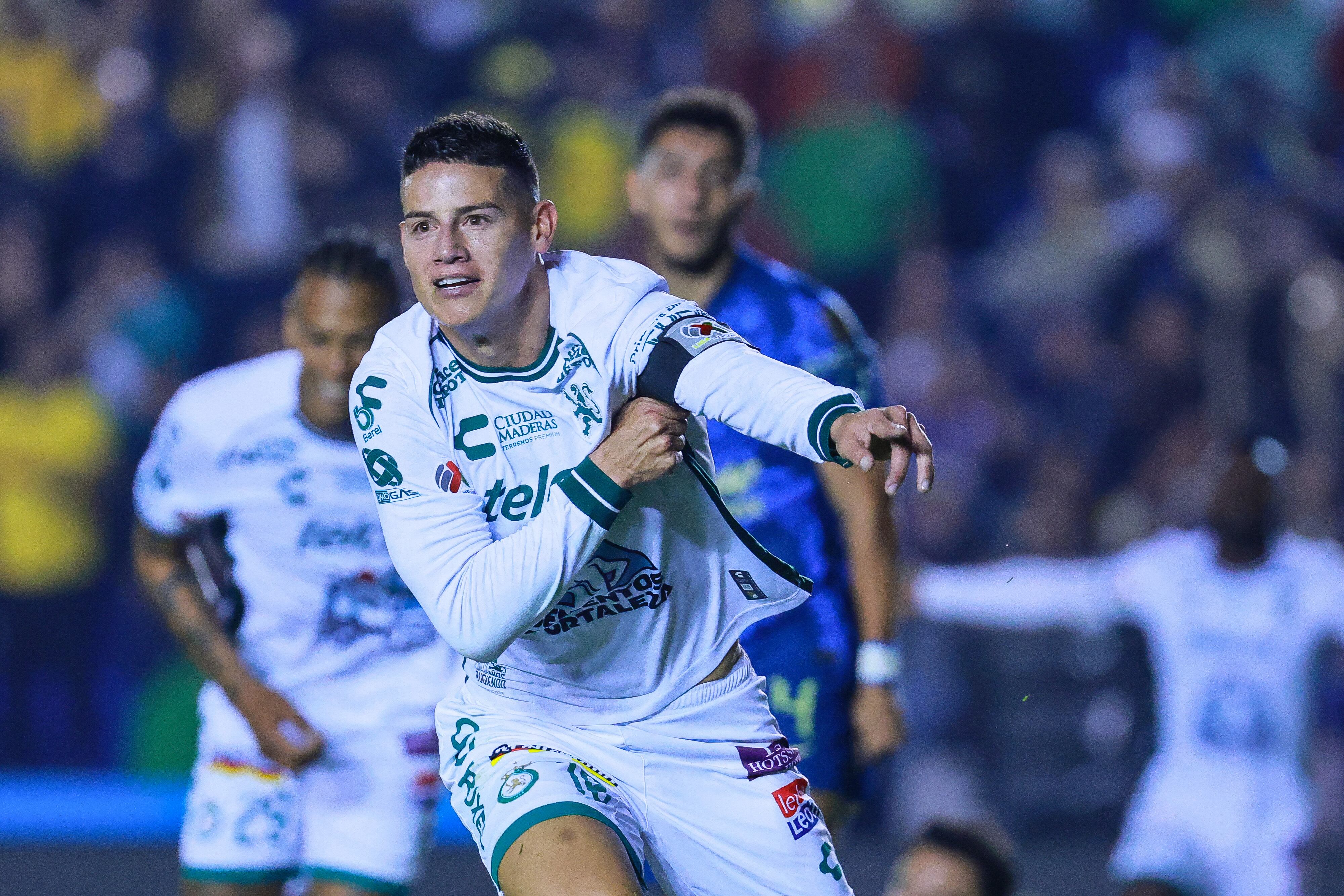 MEXICO CITY, MEXICO - FEBRUARY 19: James Rodriguez of Leon celebrates after scoring the team's first goal during the 9th round match between America and Leon as part of the Torneo Clausura 2025 Liga MX at Ciudad de los Deportes Stadium on February 19, 2025 in Mexico City, Mexico. (Photo by Manuel Velasquez/Getty Images)