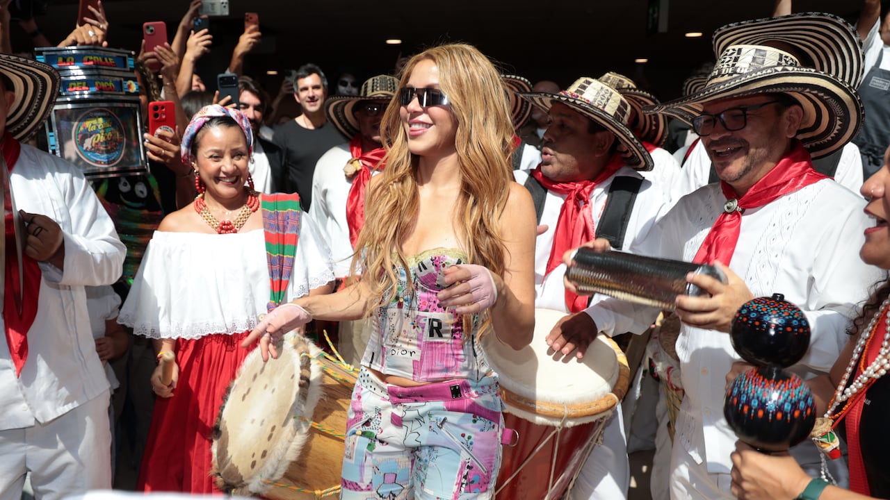 Shakira fue recibida al estilo colombiano en el aeropuerto de Barajas.