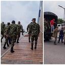 Varios soldados llegaron a la clínica donde se encuentran sus compañeros heridos.