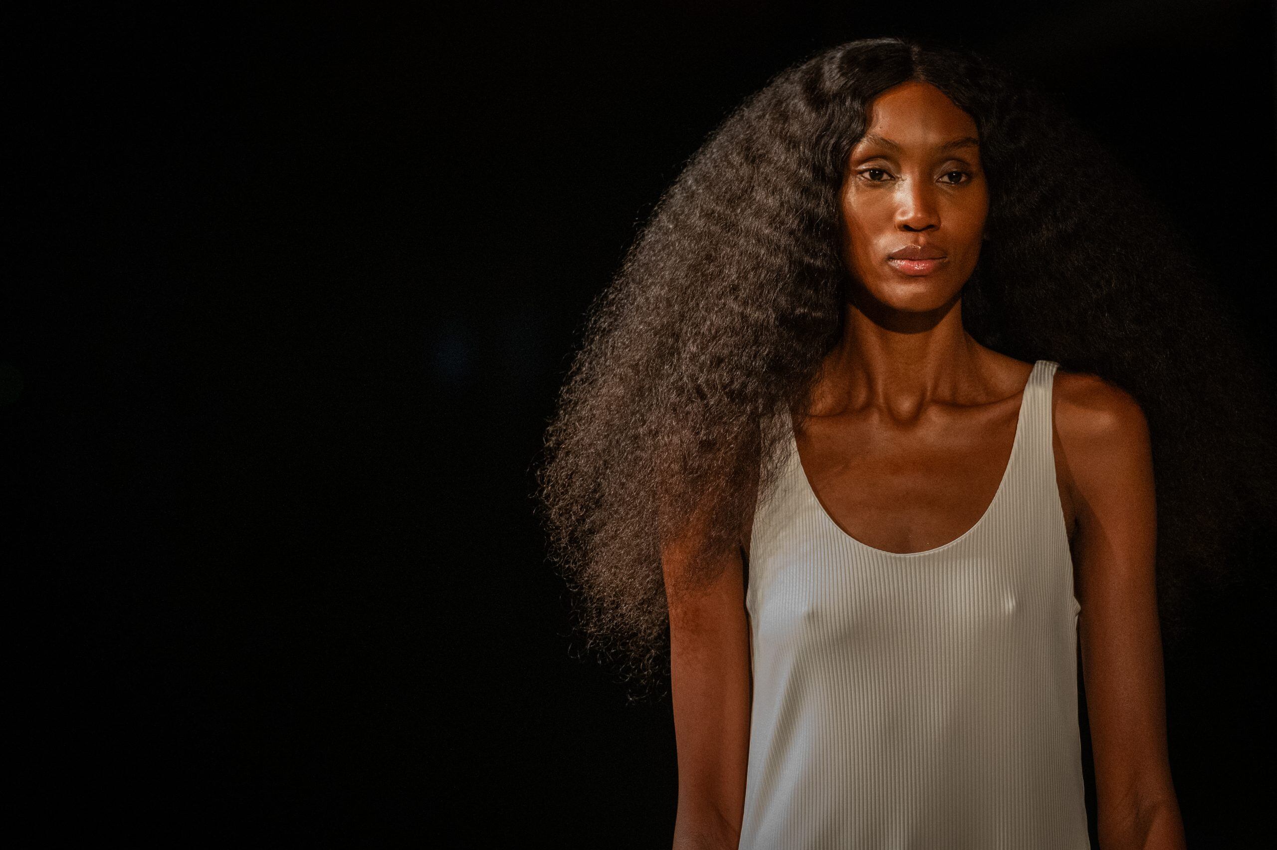 Punto Blanco presentó la colección "Preludio Invisible" en la biblioteca Belén en el marco de Colombiamoda 2025