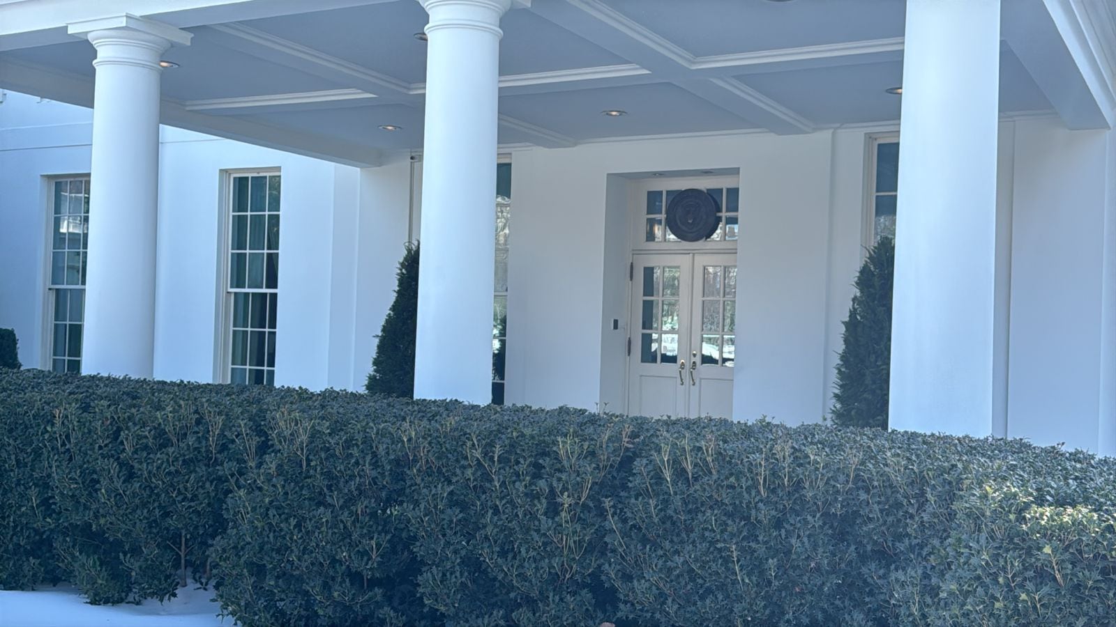 Se retira marine de la puerta de la Casa Blanca.