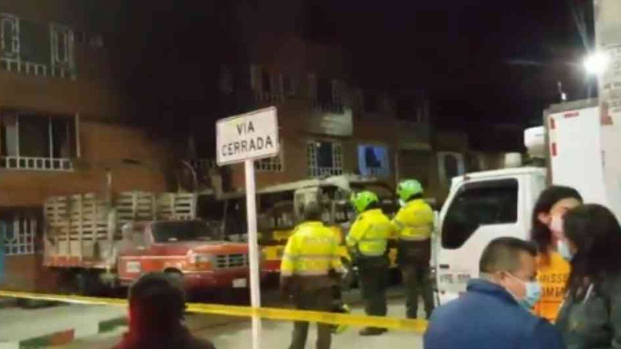 La comunidad del sector intentó apagar el incendio antes de que llegaran las autoridades al lugar, así como prestarle ayuda a sus vecinos.