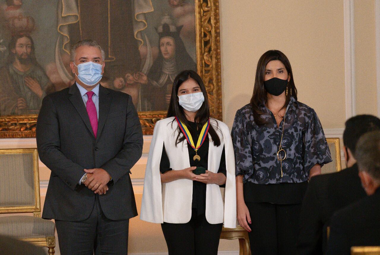 Durante la condecoración el presidente Iván Duque señaló que los tres estudiantes dieron ejemplo de resiliencia al país en medio de pandemia.