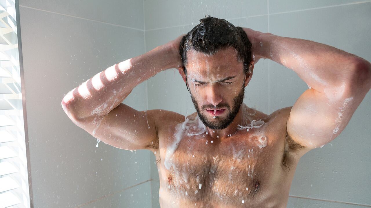 hombre bañándose en la ducha. Baño, agua.