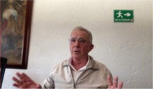 El expresidente Álvaro Uribe Vélez durante la entrevista que concedió en Vicky en SEMANA