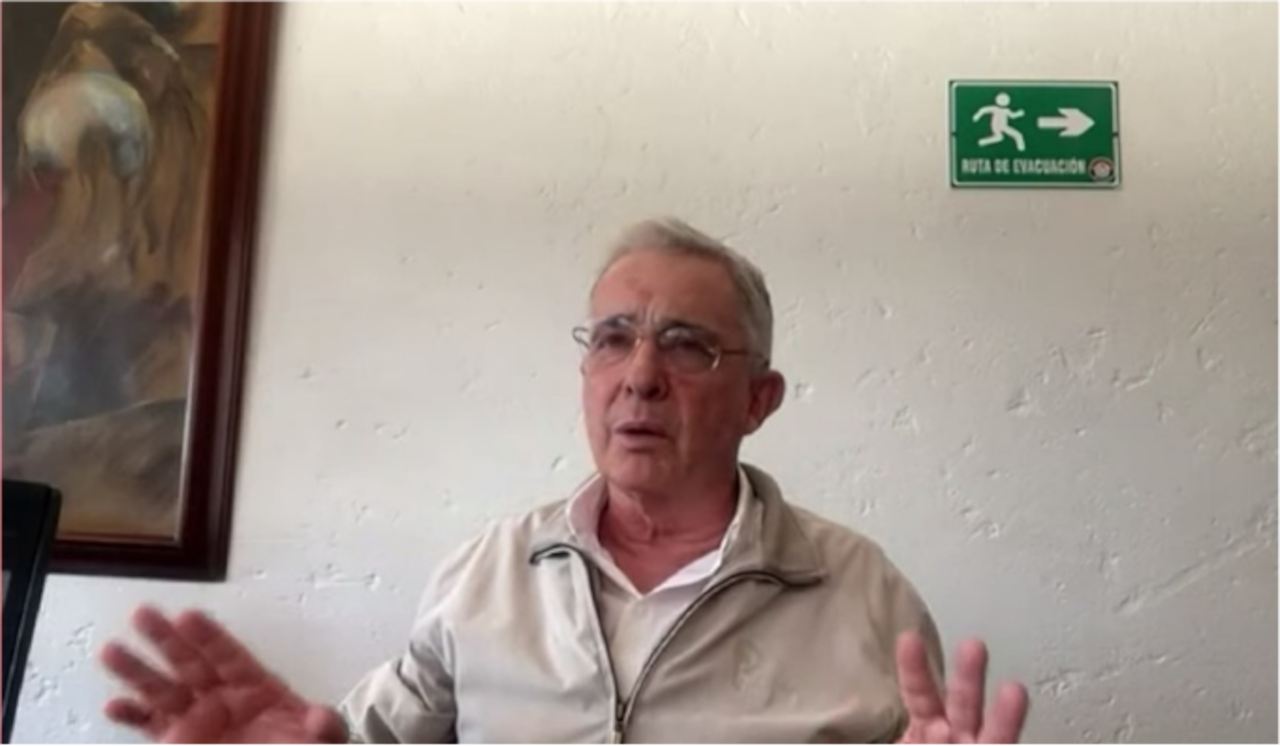 El expresidente Álvaro Uribe Vélez durante la entrevista que concedió en Vicky en SEMANA