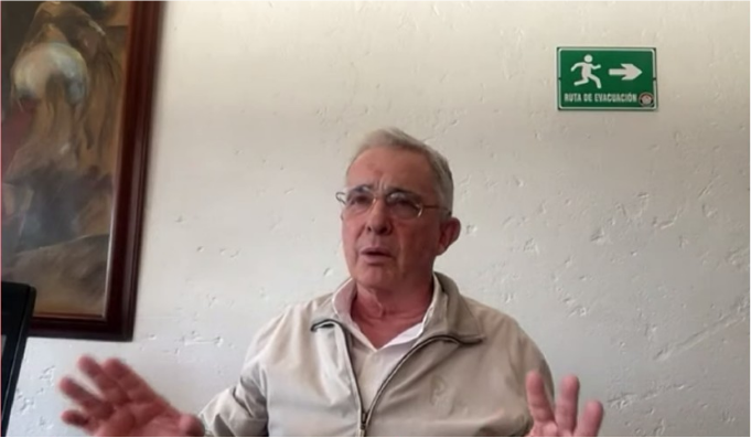 El expresidente Álvaro Uribe Vélez durante la entrevista que concedió en Vicky en SEMANA
