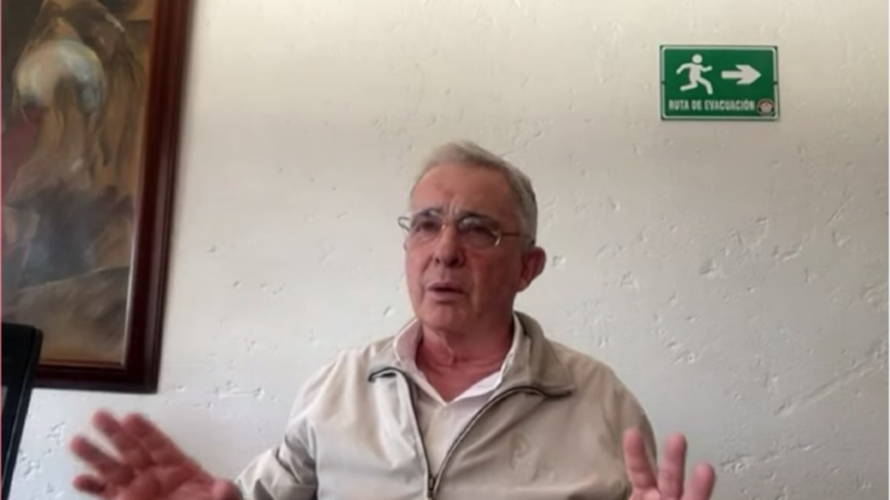 El expresidente Álvaro Uribe Vélez durante la entrevista que concedió en Vicky en SEMANA