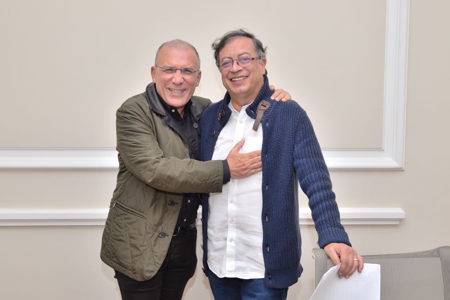 El embajador de Colombia en Reino Unido, Roy Barreras, y el presidente de Colombia, Gustavo Petro.