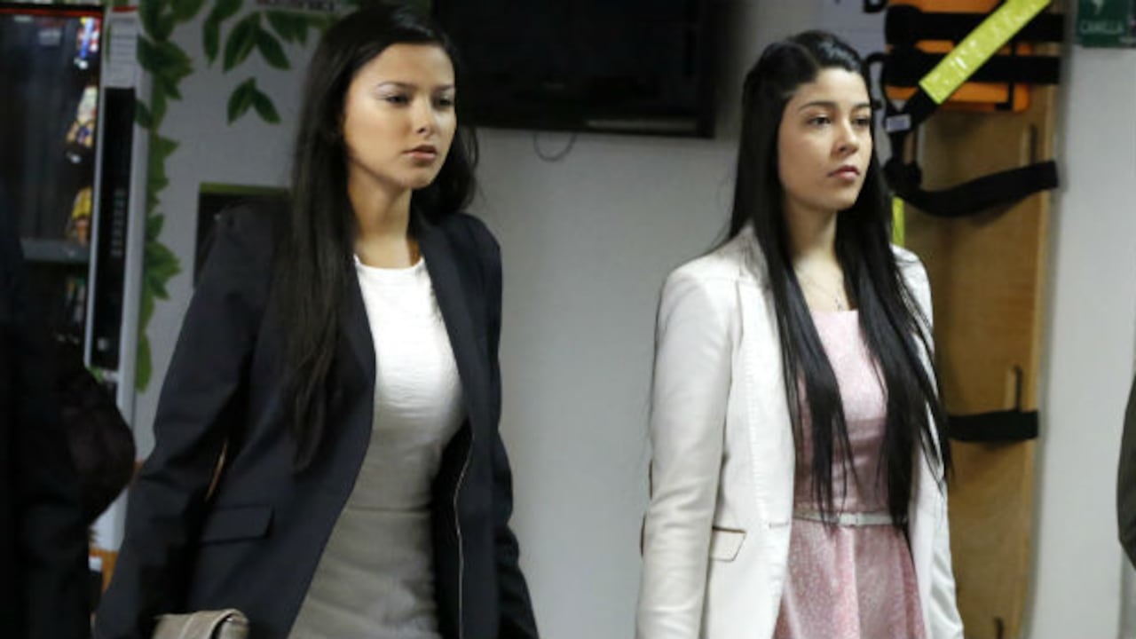 Laura Moreno (izq.) y Jessy Quintero (der.), acusadas en el caso Colmenares en la audiencia del 23 de abril de 2013.