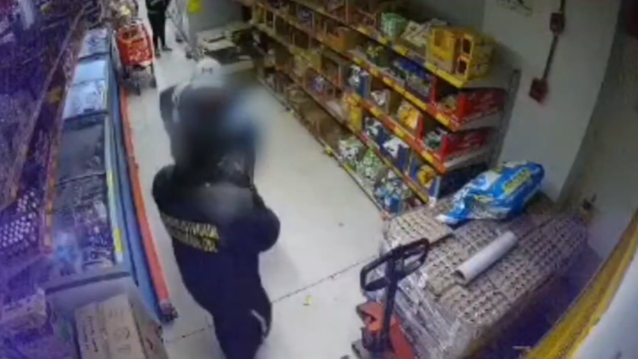 Uno de los momentos de la riña al interior del supermercado.