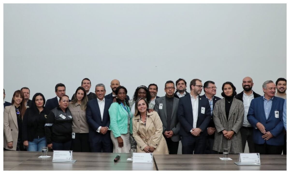 Con el #PactoPorElDeporte, hoy la equidad de género convoca diferentes fuerzas del fútbol nacional. En un plan integral de concertación entre clubes, dirigentes y futbolistas, se trabaja por convenir en una liga de fútbol femenino para todas y todos.