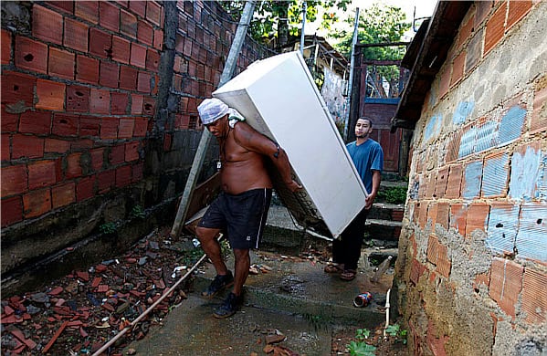 Habitantes de la zona cercana al morro Niteroi intentaron salvar lo poco que quedó después del deslizamiento de esa montaña, ubicada en el barrio Boa Vista, en Río de Janeiro. 