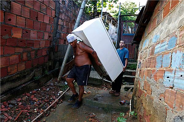 Habitantes de la zona cercana al morro Niteroi intentaron salvar lo poco que quedó después del deslizamiento de esa montaña, ubicada en el barrio Boa Vista, en Río de Janeiro. 