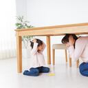 Protegerse debajo de una mesa es una de las acciones más recomendadas por parte de expertos a la hora de un sismo.
