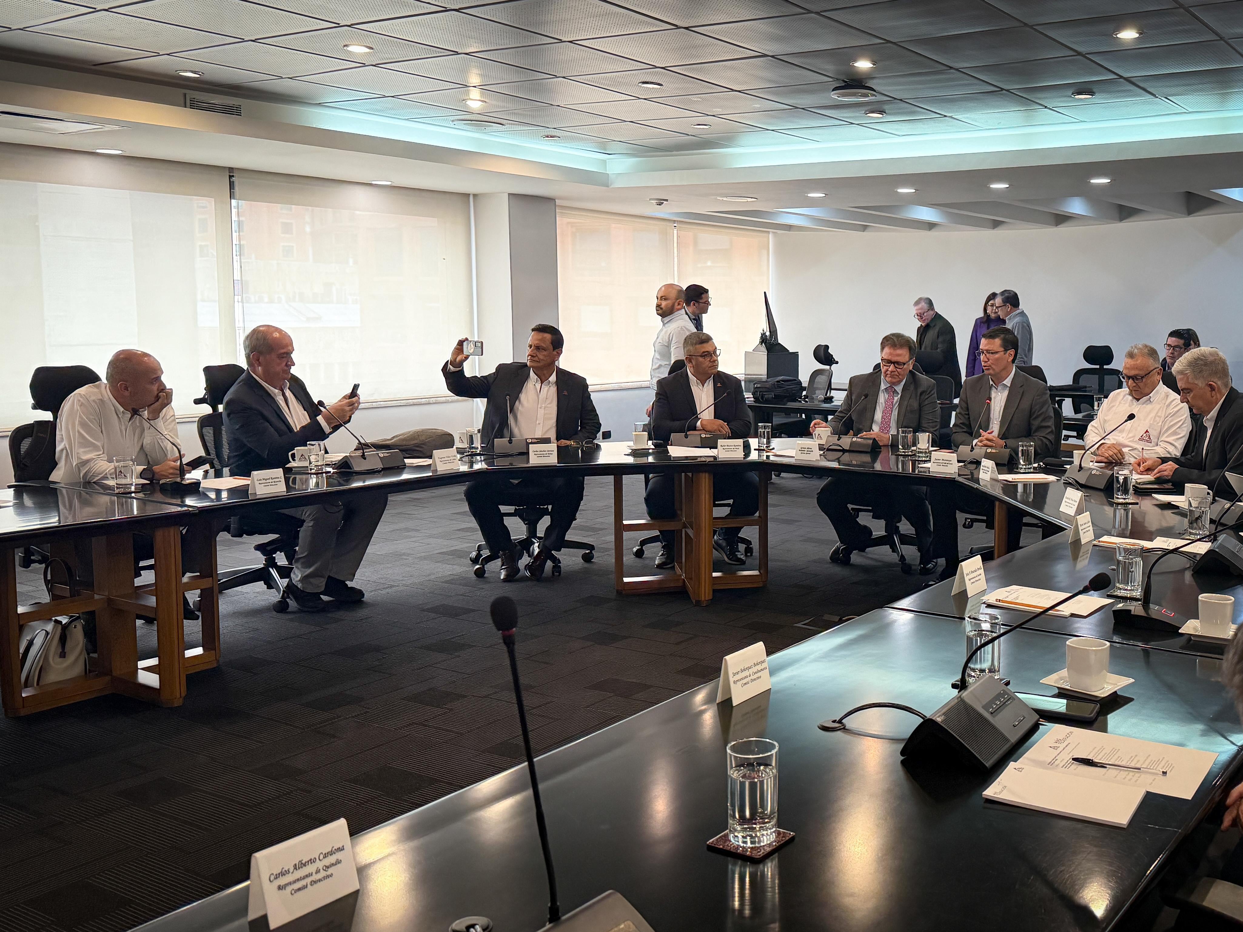 Reunión entre cafeteros y el ministro designado Indalecio Dangond