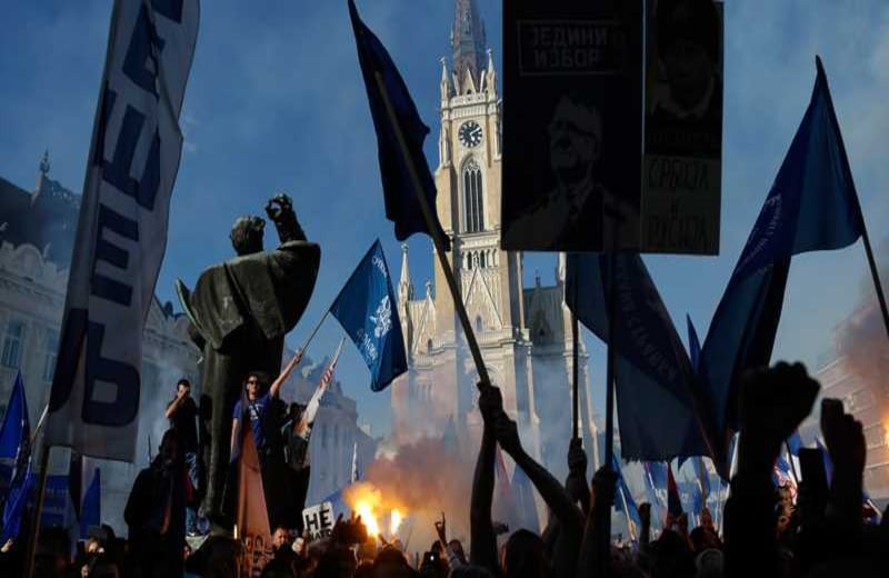 Un grupo del Partido Radical de Serbia encienden antorchas durante una manifestación previa a las elecciones de ese país.